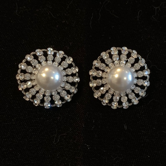 🆕🔥Crystals Vintage Pearl Crystal ClipOn Earrings - Picture 1 of 3
